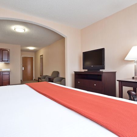 Holiday Inn Express Hotel & Suites Tipp City By Ihg Exterior photo